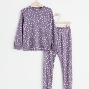 Pyjamasset med leopardmönster